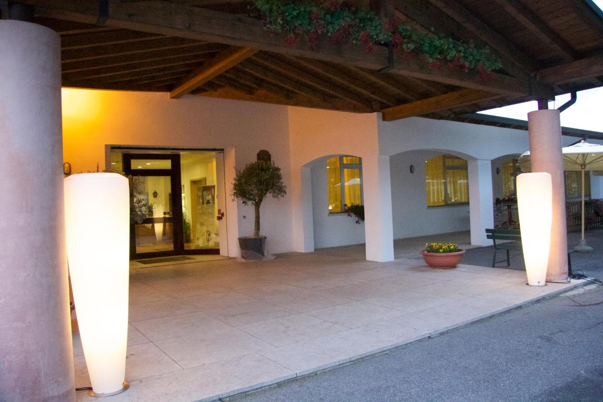 Hotel Stella Alpina Spiazzi Di Caprino Extérieur photo